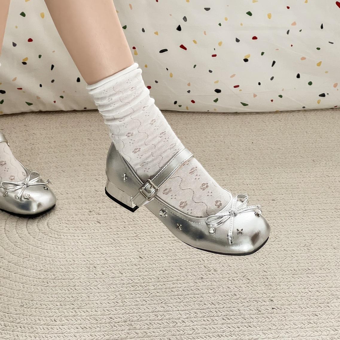 

Gentle wind evening small leather shoes women s ballet Mary Jane shoes French silver small leather shoes thick heel single shoes with skirt 40 серебряный