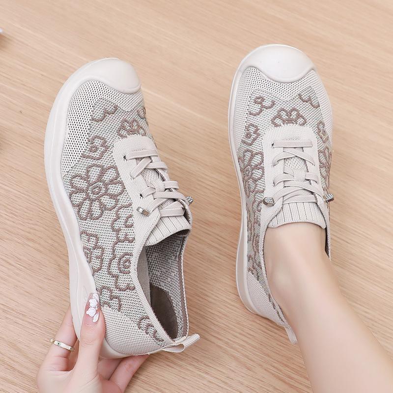 2025 spring and summer new old Beijing cloth shoes women's comfortable and breathable fly-woven single shoes lightweight one-pedal casual mother shoes