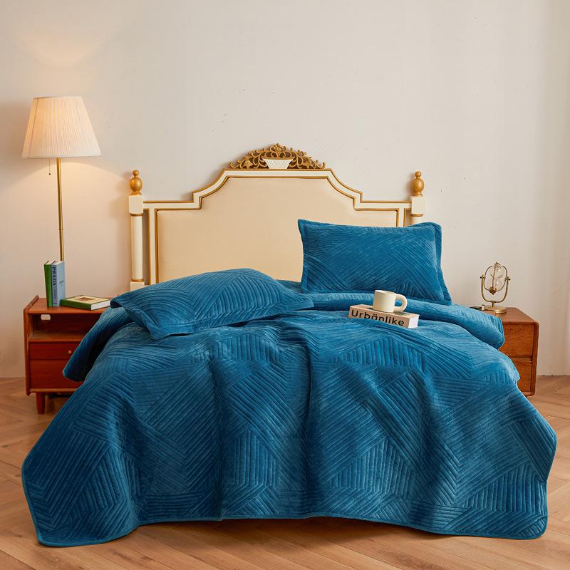 Luxury Velvet Quilt and Bedspread Set: Three-Piece High-End European Style with Multifunctional Bed Sheet and Blanket