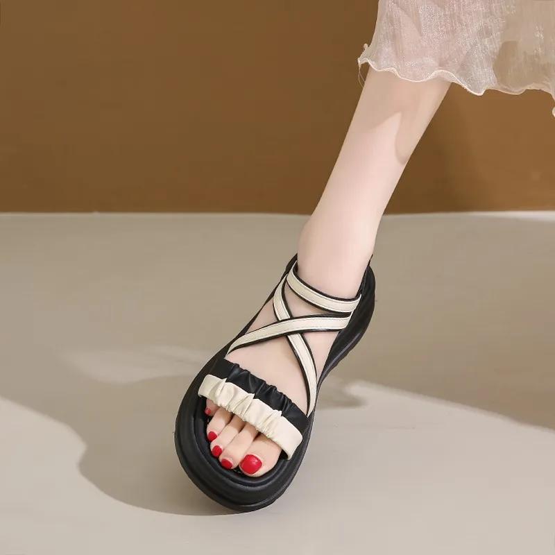 Sandale de plajă pentru femei 2025 Tocuri groase de lux Vârf deschis Vară fete confortabile modă perle asortate cataramă plisată