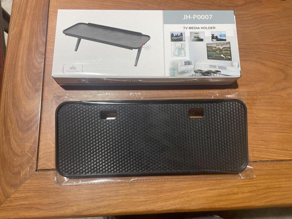 Plastový úložný regál bez nutnosti vrtání pro TV nebo počítačové obrazovky