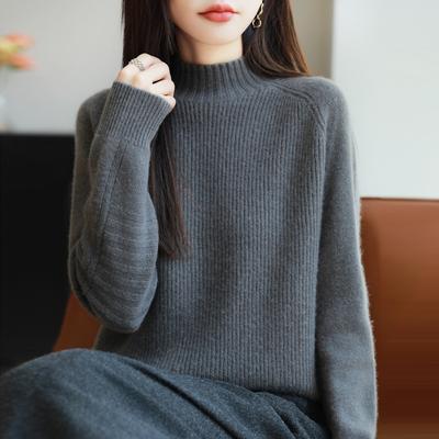 Un pull tricoté à col semi-haut pour l'automne et l'hiver pour femmes Un pull ample de grande taille de couleur unie associé à une couche de base épaissie