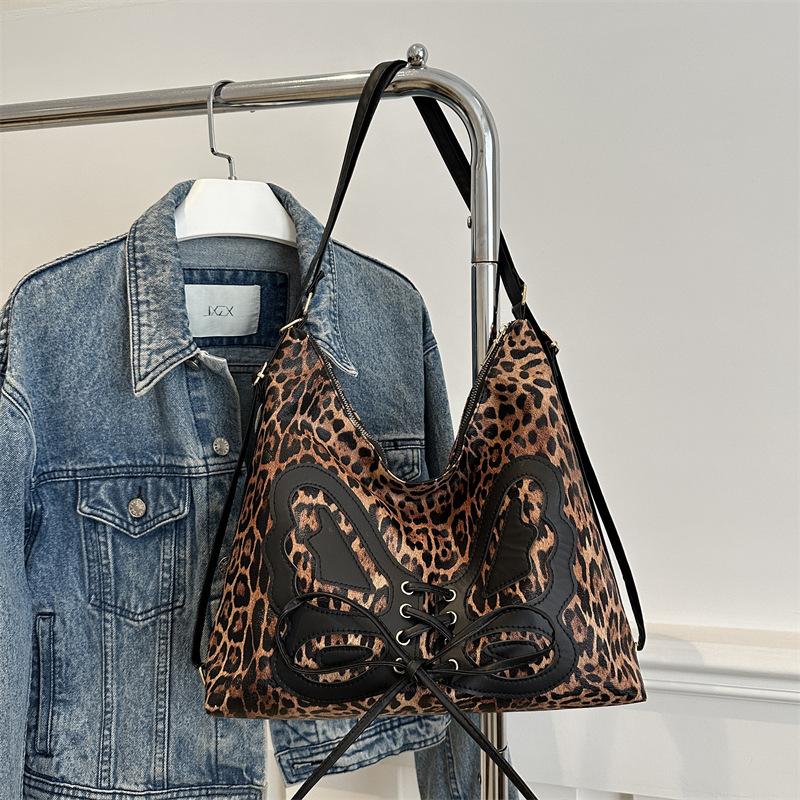 

Large capacity niche design backpack women s 2025 spring new retro shoulder simple texture commuter tote bag коричневый