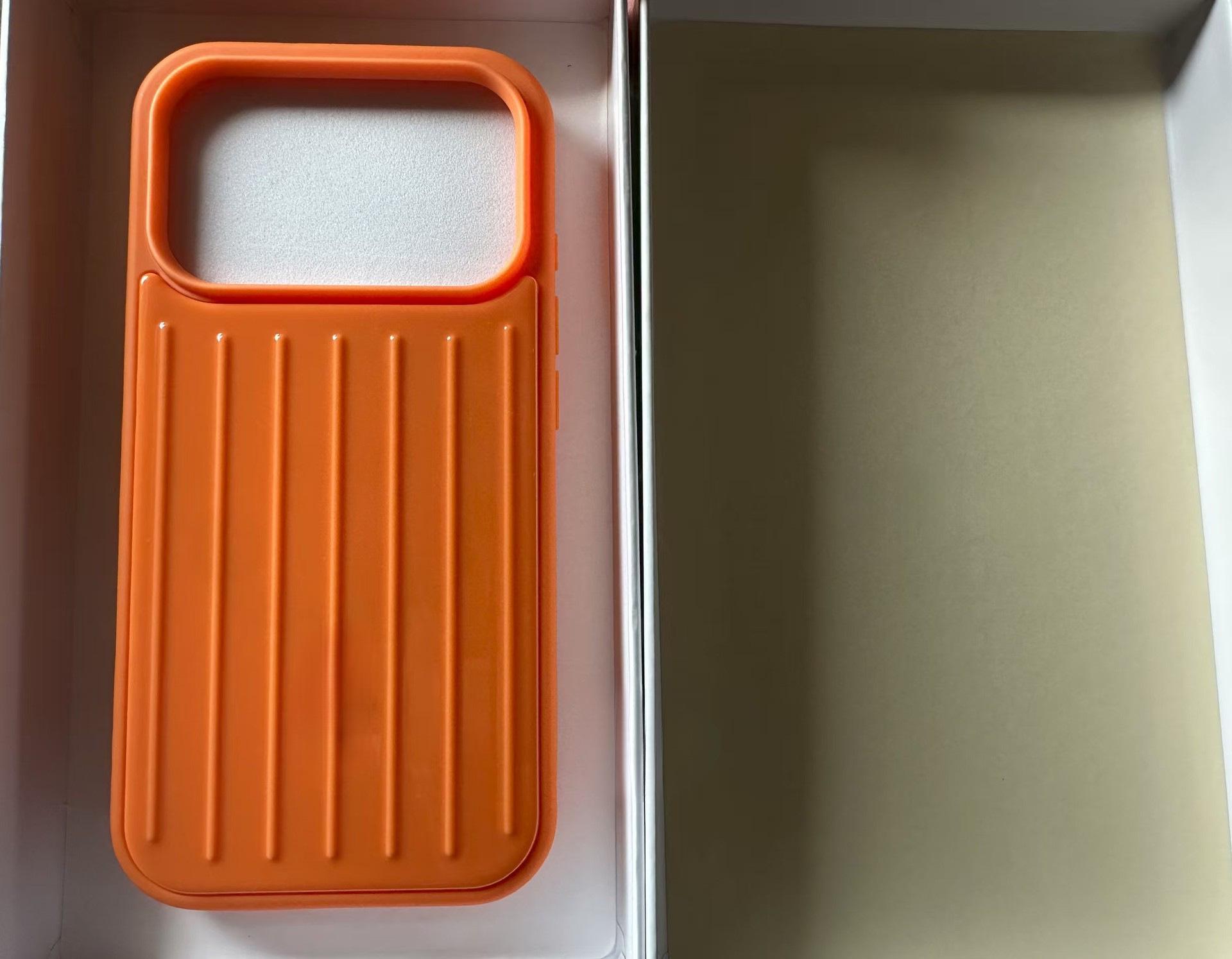 

Чехол для телефона в стиле чемодана из алюминиево-магниевого сплава для iPhone 17 Pro Max - Apple/Серебристый. iPhone 17 Pro Max