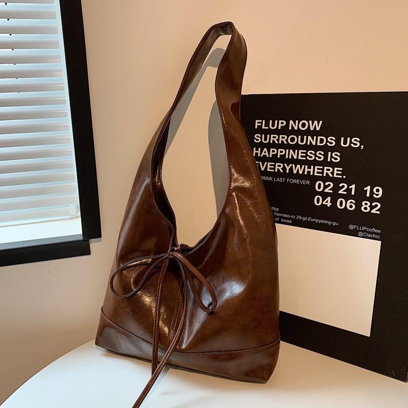 Pu Material Minimalist Underarm Bag For Women With Magnetic Closure And Shoulder Strap