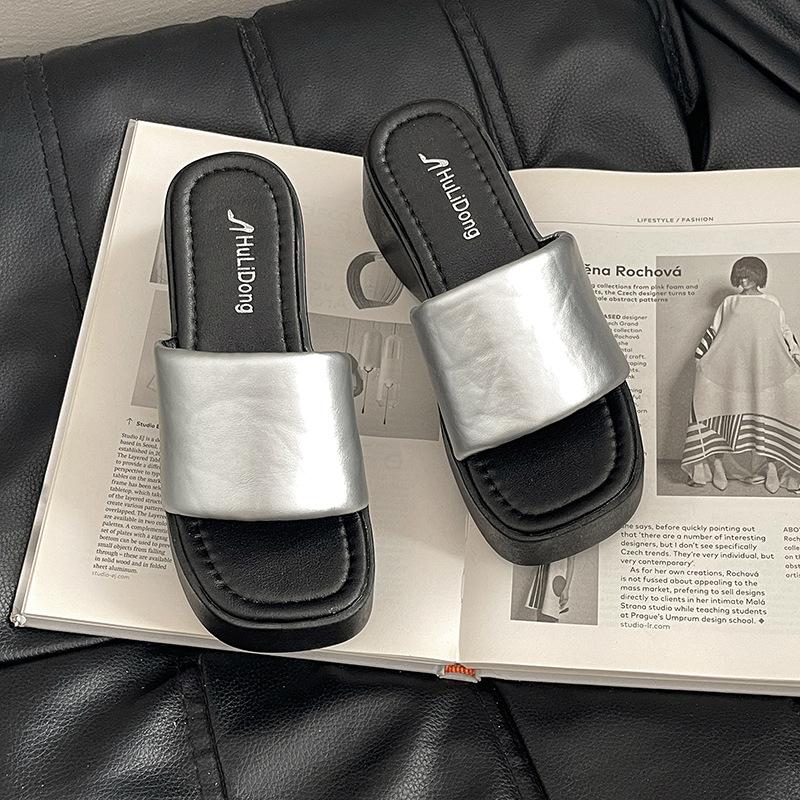 Korean version of thick-soled one-word slippers women's 2025 summer new wear simple and comfortable small height-increasing sandals