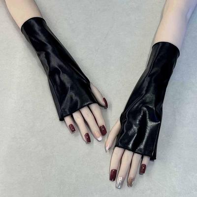 Halloweenské bezprsté rukavice z umělé kůže - koketní, sexy a perfektní pro cosplay nebo vystoupení