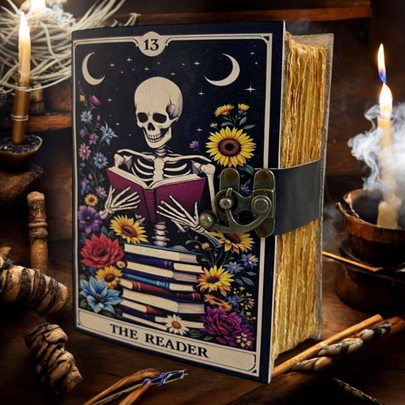 

Кожаный журнал «Читатель», Гримуар Книга Теней на 200 страниц, Винтажная Книга Заклинаний, Подарок ручной работы для мужчин и женщин, Готический декор, Блокнот 7 x 5 in