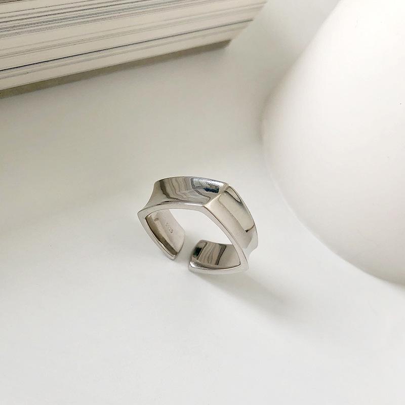 Korean Gold Geometric Letter Wave Ring: Fashionable Retro Index Finger Jewelry for Trendy Women Adjustable Open