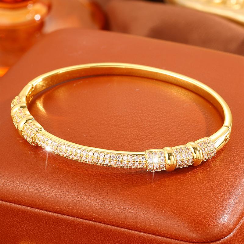 Women's hot-selling bracelets, copper-plated fashionable and simple bracelets, zircon inlaid temperament women's bracelets, popular bracelets.