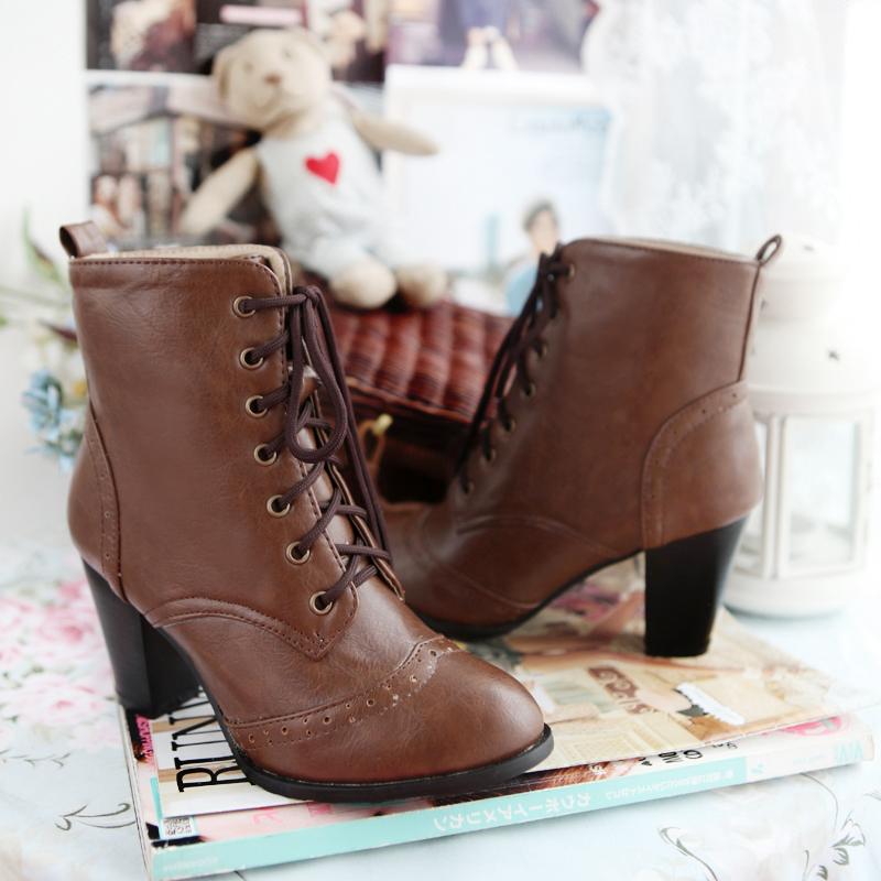 Dámské krátké kozačky na vysokém podpatku, módní a retro britský styl vyřezávané tlusté podpatky, jednobarevné kozačky