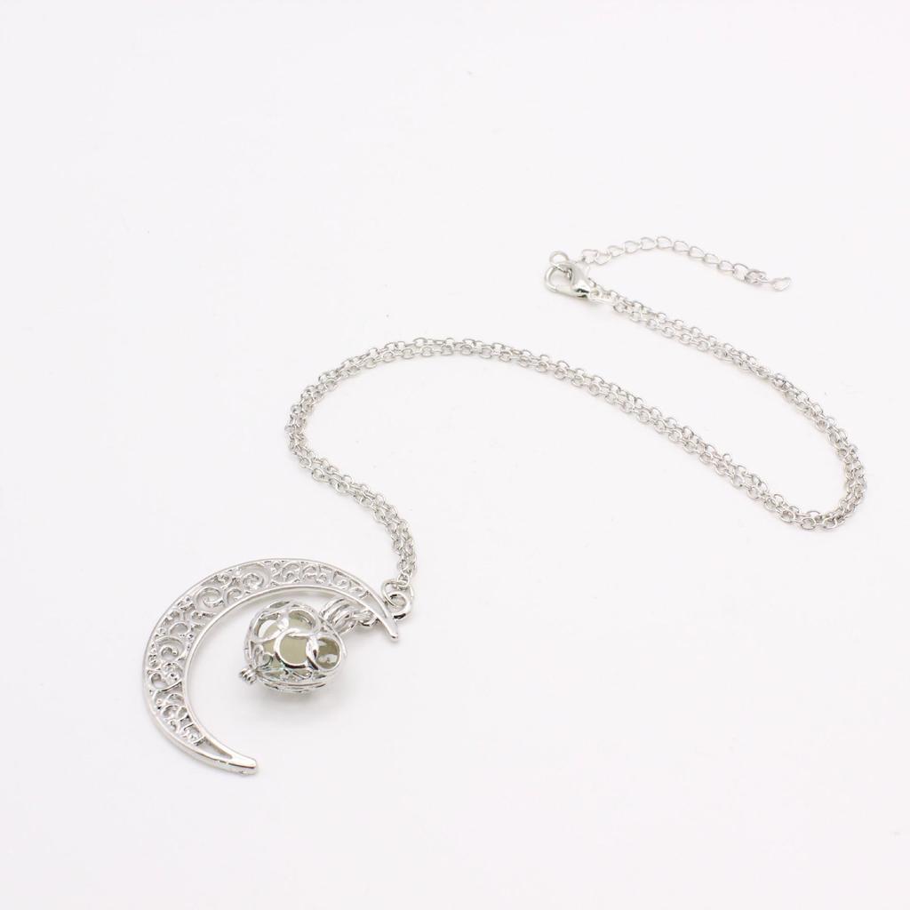 European & American Fashion Jewelry: Luminous Moon Heart Necklace with Clavicle and Sweater Chains