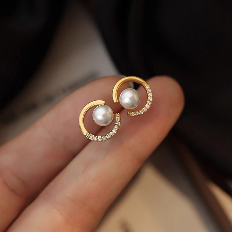 New Trendy Liu Yifei Same Pearl Stud Earrings Women's Simple Exquisite Small Geometric Circle Earrings High-end Earrings