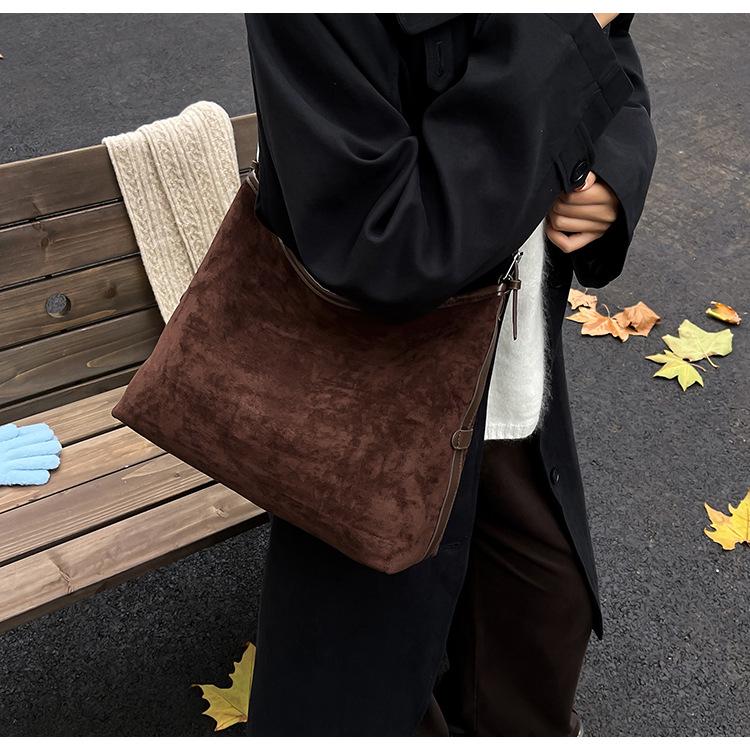 Women's Frosted Suede Retro Tote: Winter Underarm Shoulder Bag with New Textured, Simple Fashion Design