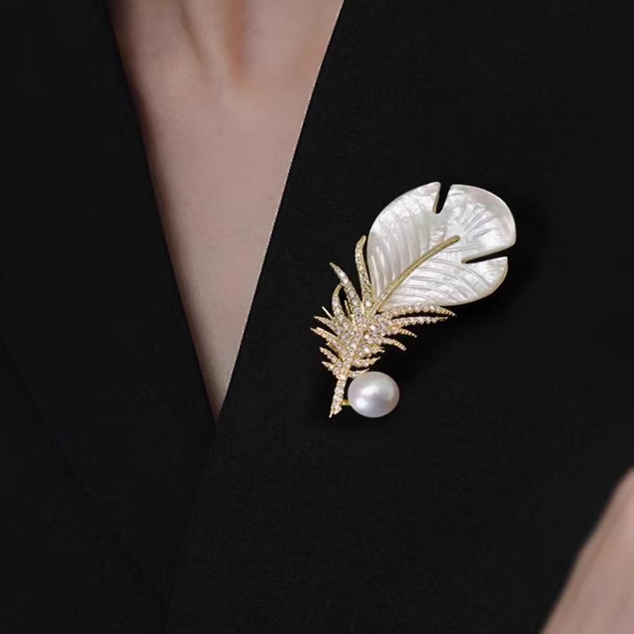 Fashion Crystal Shell Feather Brooch Pins For Women Luxury White Pearl Gold Color Party Wedding Gifts Clothing Accessories