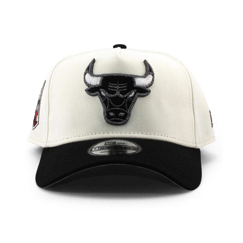 New Era 9FORTY Chicago Bulls NBA 1966 Eröffnungssaison Grau UV Snapback Kappe in EU mit farbigem Schirm und Seiten 940AF A-Frame Creme, Exklusiv, Aufnäher.