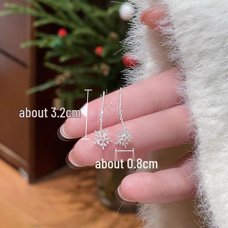 

Elegant Snowflake Tassel Earrings: Light Luxury Winter Jewelry for Women