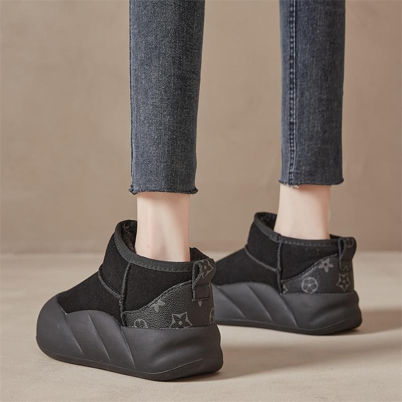 

Leather explosive snow boots women s winter 2025 new short boots thick-soled piled thickened warm non-slip cotton shoes 40 чорний