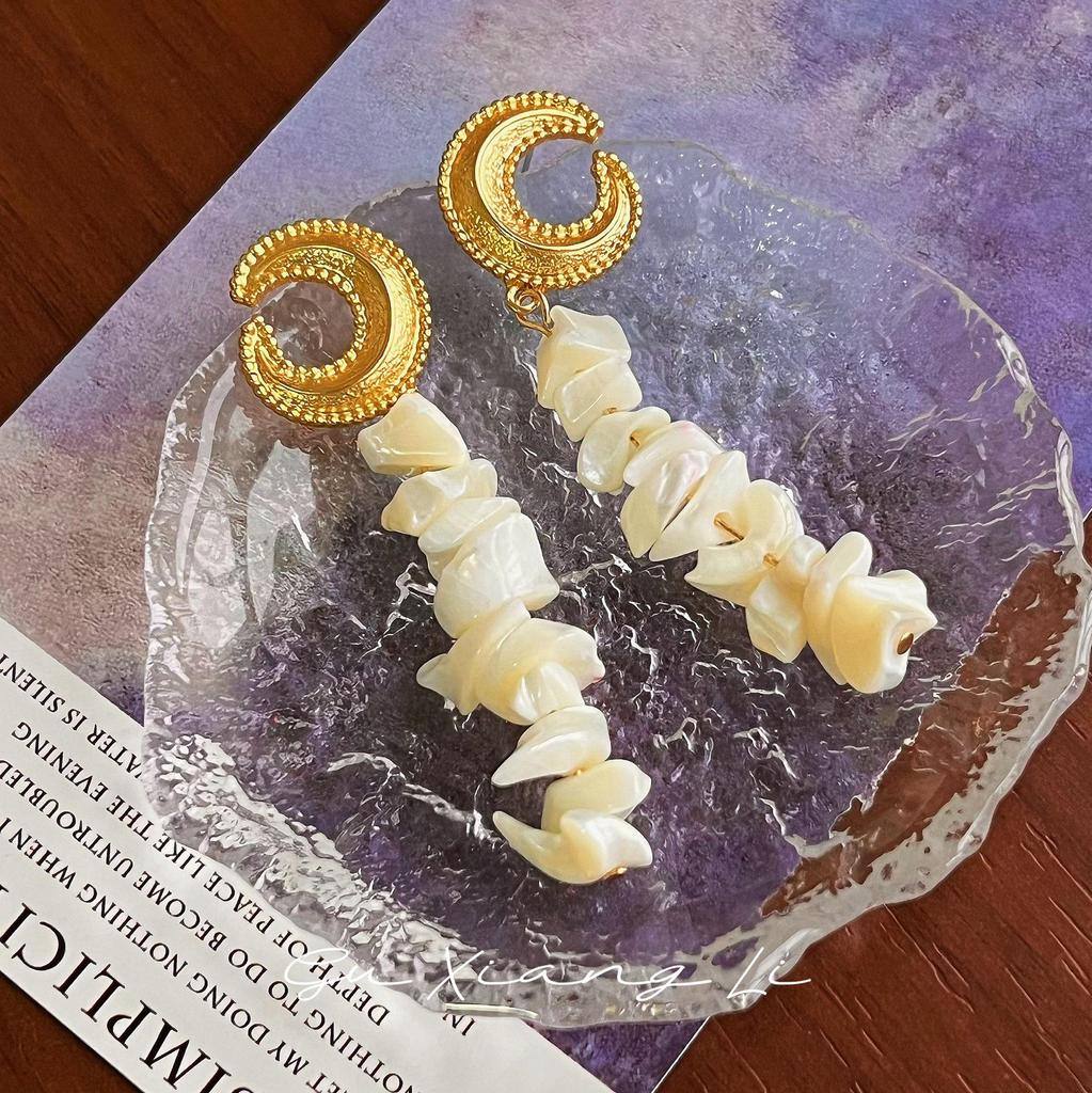 Moonlight & Sea French Retro Shell Beaded Stud Earrings, Mori Style Luxury Moon design A103