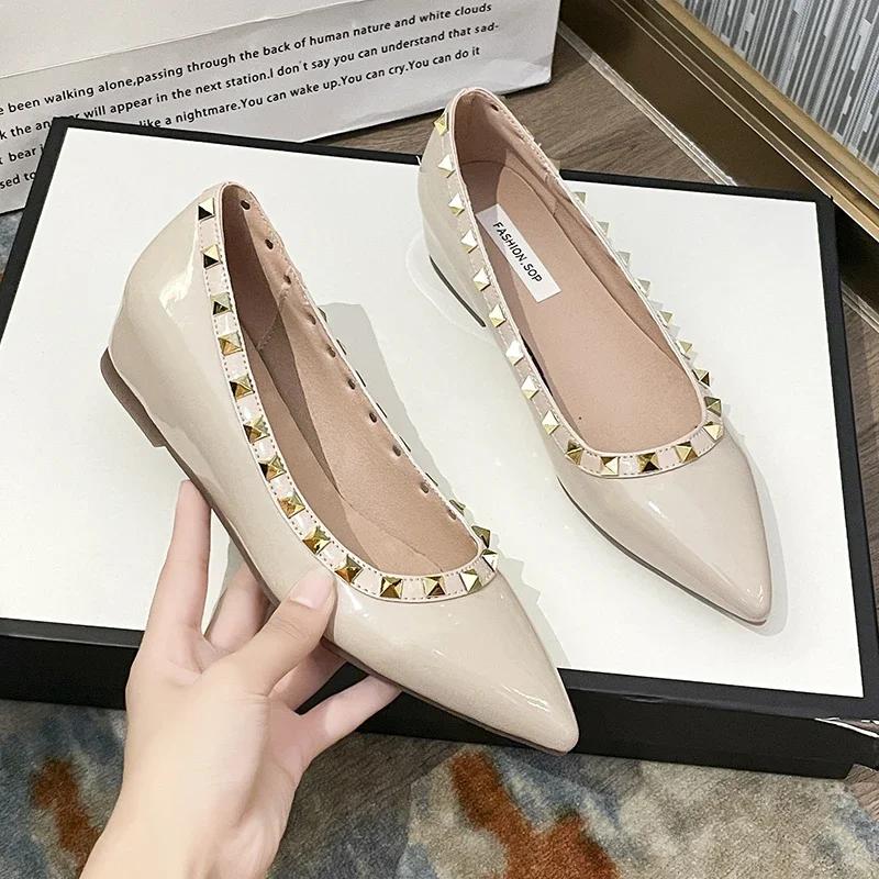Moda 2024Scarpe da Sfilata alla Moda Quotidiana Stili Britannici Americani per Donna con Patchwork Borchiato Pelle Verniciata & Ballerine Opache
