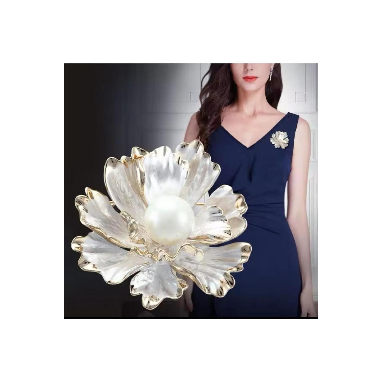 

Большая брошь-цветок из белого жемчуга чистый