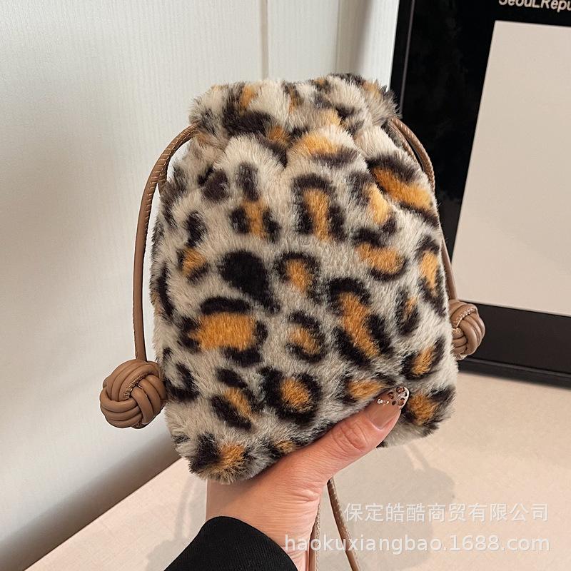 Plush Bag Women's 2025 Autumn and Winter Niche Leopard Print Shoulder Bag Popular Fashion Commuter Messenger Bucket Bag