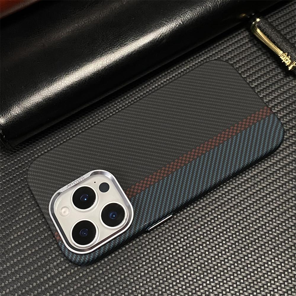 Custodia Rigida Ultra Sottile con Motivo in Fibra di Carbonio e Copri Lenti Metallico per iPhone 17 16 Pro Max 15 14 13 MagSafe Copertura Magnetica per Ricarica Wireless