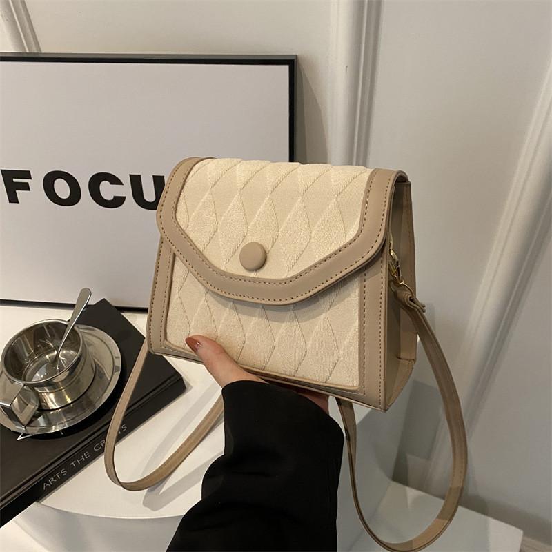 Trendige kleine Umhängetasche mit Karostich-Details, perfekt für Alltagsoutfits