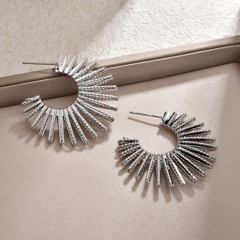 Designed C-shaped Earrings for Women with Exaggerated Fan-shaped Radiating Earrings, the Same Style Of