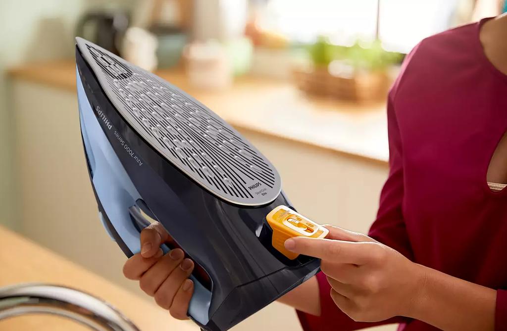 Philips DST7041/20 | Steam iron | 2800 W | Water tank capacity 300 ml | Continuous steam 50 g/min | Steam boost 250 g/min | Blue