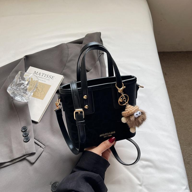 Niche retro fashionable small bag women s new autumn messenger bag casual exquisite portable bucket bag