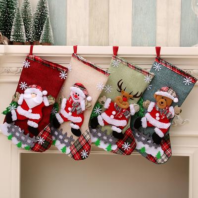 4-teiliges Weihnachtsstrümpfe-Set, große Kapazität, Weihnachtsschmuck, Socken aus Plüsch, Weihnachtsmann/Schneemann/Bär/Elch, für Partys im Klassenzimmer zu Hause