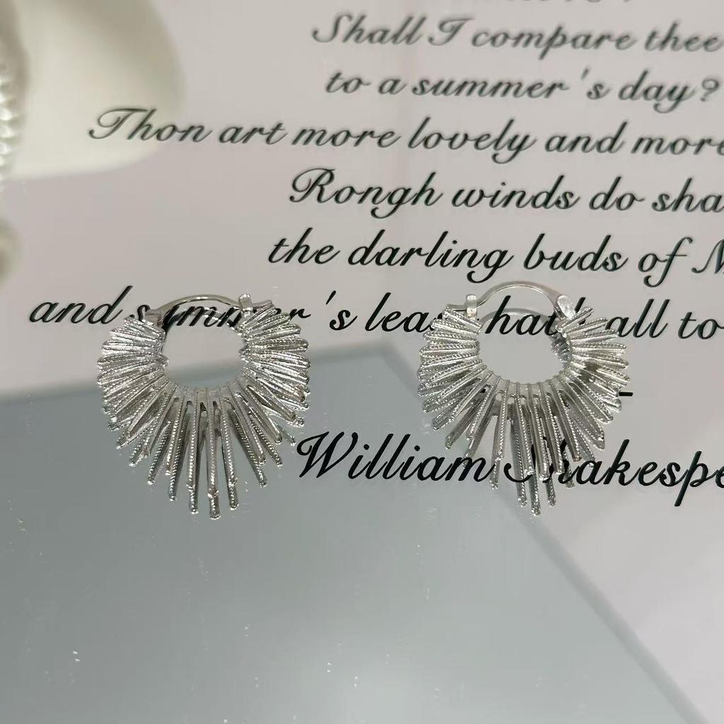 Chic Fan-Shaped Hollow Earrings: Unique Style Ear Clips for Women