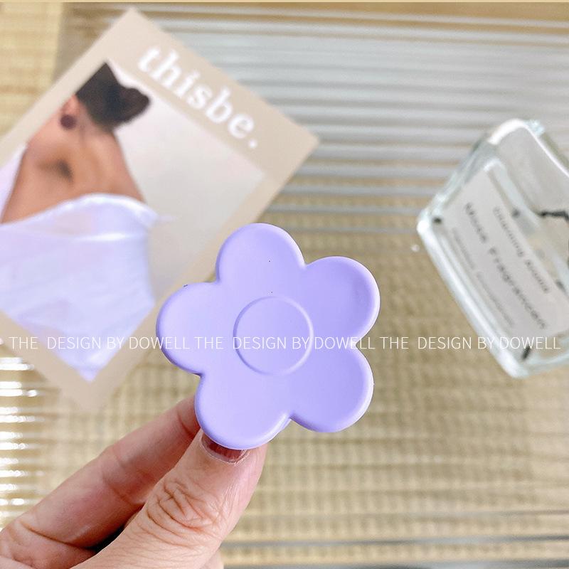 Beautifully Plastic Crafted Hair Claw Clips With Elegant Shapes And Vibrant Colors For Every Hairstyle Needs