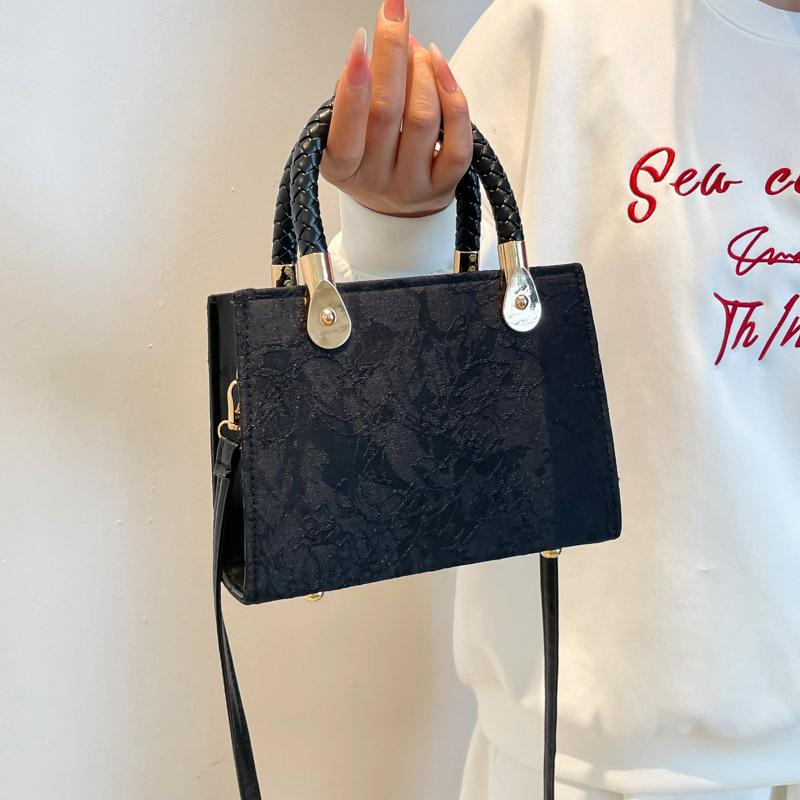 

Internet celebrity fashion glossy popular small square bag women s new autumn trend Korean version ins personalized casual messenger bag чёрный