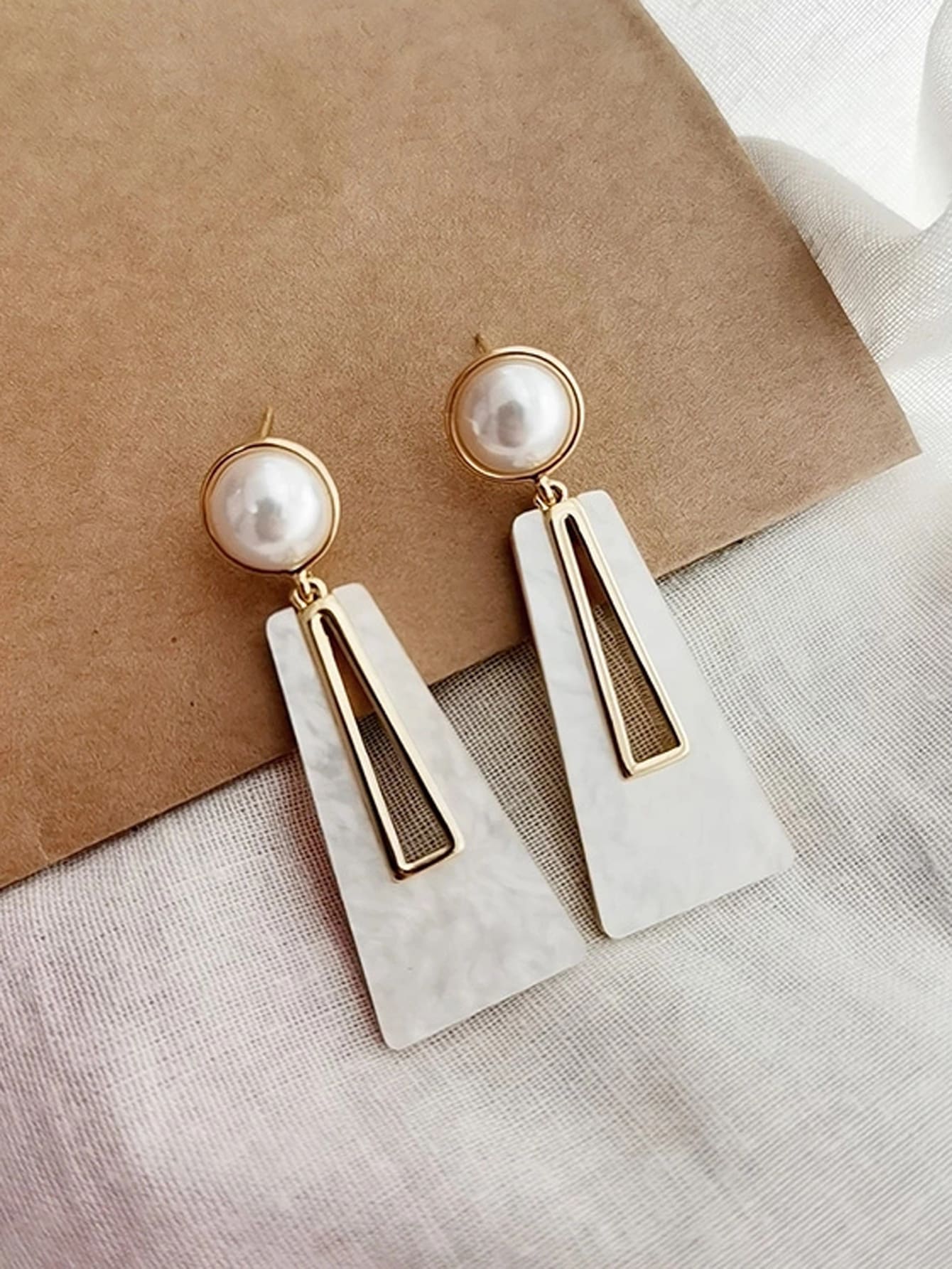 

Полые серьги с геометрическим рисунком