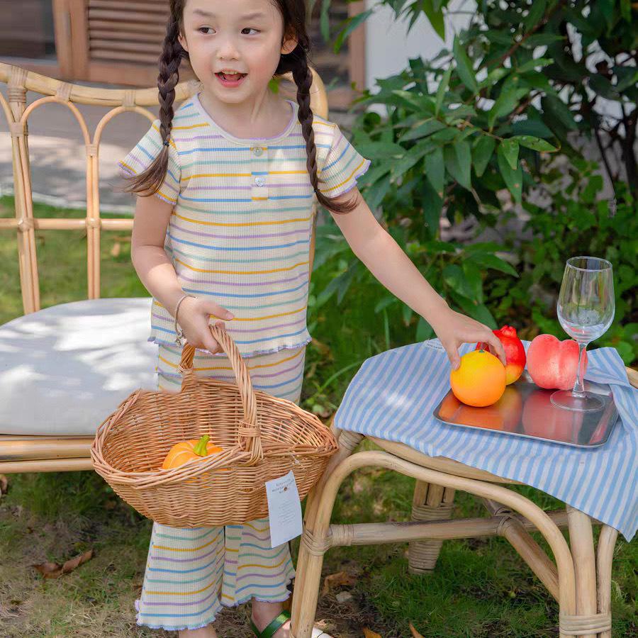Buntes gestreiftes Sommer-Set für Mädchen: Oberteil & Schlaghose im koreanischen Stil.