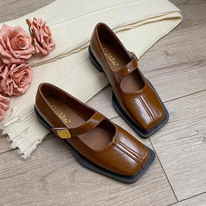 

Design sense square head flat bottom low heel single shoes women s 2025 spring and autumn new light mouth temperament grandma shoes large size 4143 43 коричневий