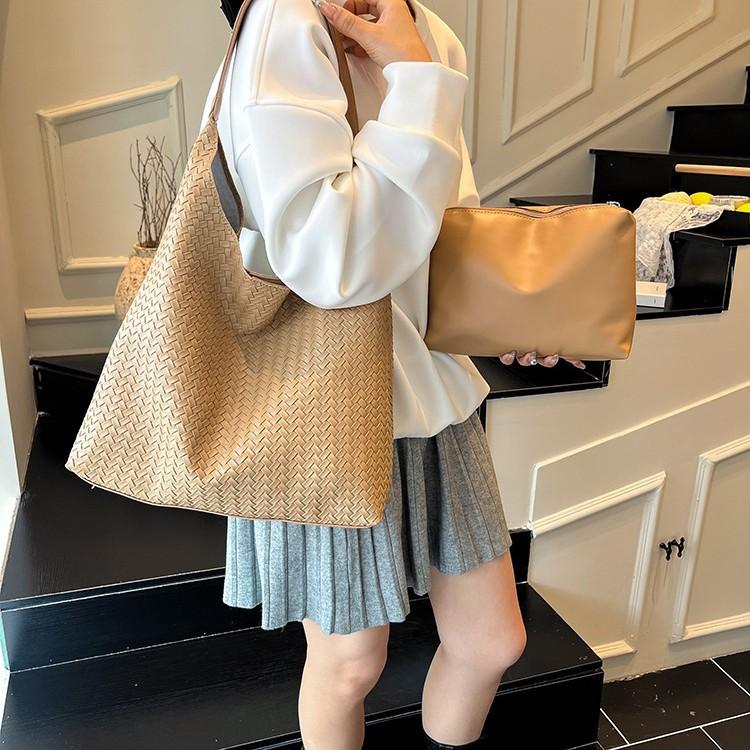 Retro woven bag women's large-capacity autumn and winter leisure shoulder mother and child bag commuter tote bag