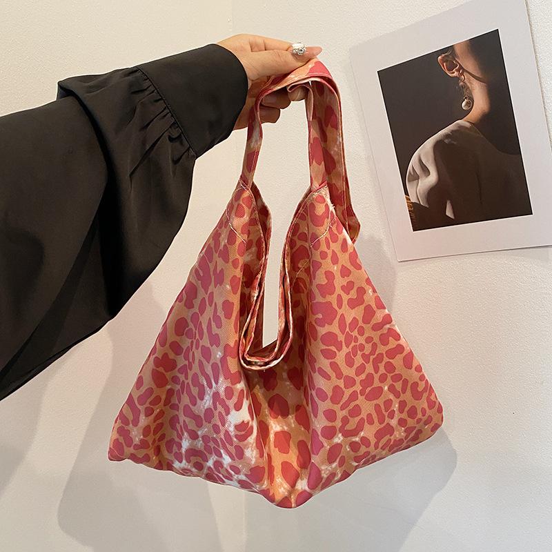 

Retro niche design autumn new small fresh girl style shoulder messenger bag large capacity tote bag розовый