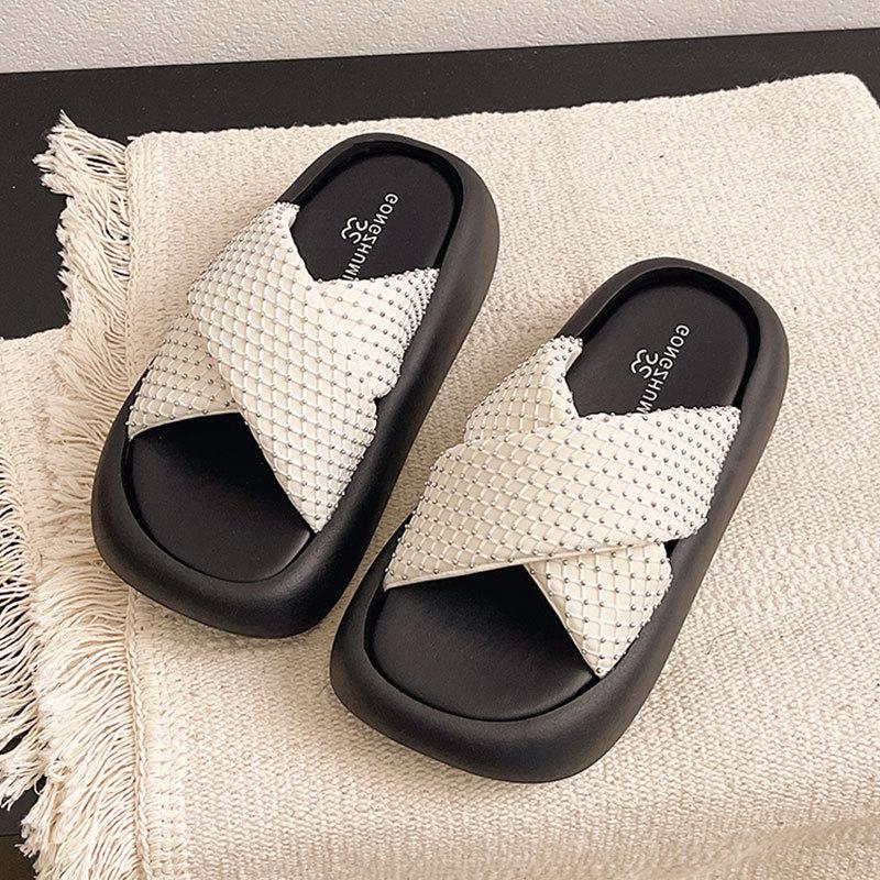 With skirt Internet celebrity fashion beach one-word cool slippers women's summer wear 2025 new thick-soled cross-strapped slippers
