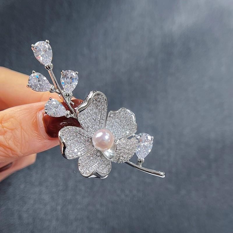 

Брошь «Ветка цветущей сливы», Высококлассная женственная элегантность, Жемчужная брошь, Брошь с нишевым дизайном серебряный