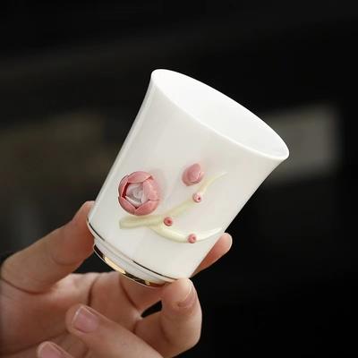 Handgefertigte blumengeprägte, geschnitzte Relief-Porzellan-Teetasse 80 ml chinesische Kungfu-Keramiktasse für Damen Weihnachtsgeschenk