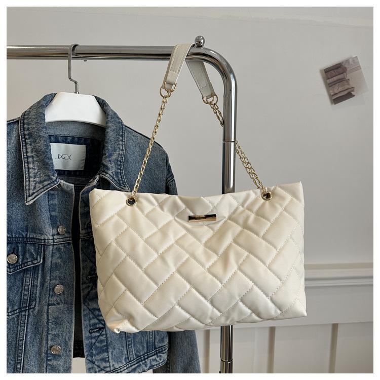 

Сумка через плечо с текстурой Atmospheric Commuter Texture Chain, женская, весна 2024, новая, универсальная, сумка-тоут подмышкой белый