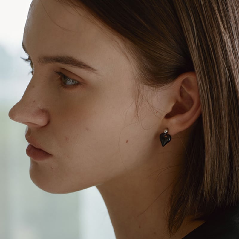 YUSOWA BLOOM CHARM OHRRING (SCHWARZ)