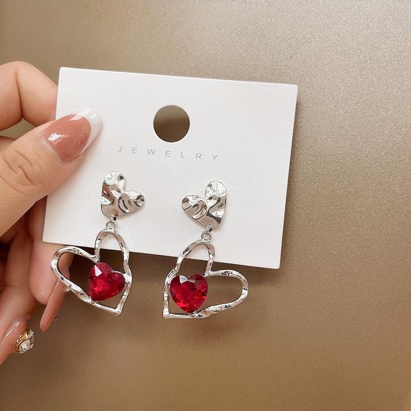 

Fashionable and Personalized Earrings with Hollowed Out Large Heart-Shaped Earrings Inlaid with Red Crystal Temperament Earrings