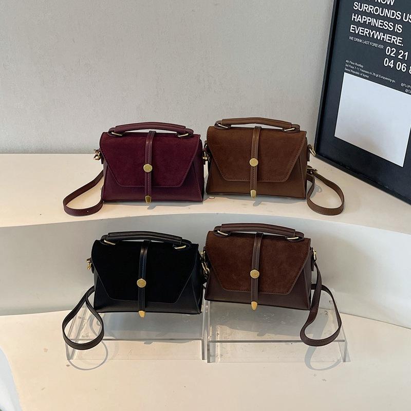 Diese Umhängetasche für Damen mit einem Schulterriemen zeichnet sich durch ein einzigartiges und schlichtes Design aus. Es eine kleine quadratische Pendlerhandtasche