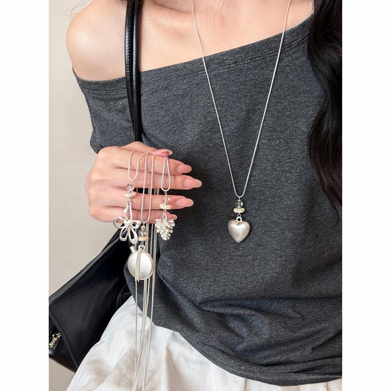 Summer's Choice: Korean Silver Flower Heart Beaded Necklace – Niche Design, Versatile Women’s Pendant Accessory.