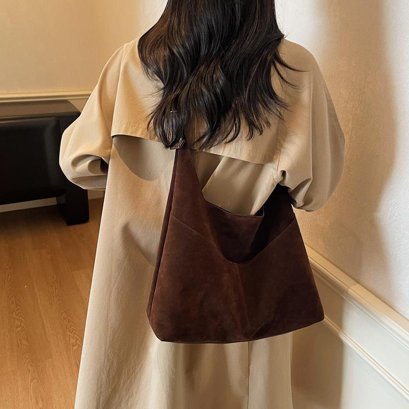 Autumn Maillard large-capacity armpit bag, new suede tote bag, versatile single shoulder commuter tote bag.