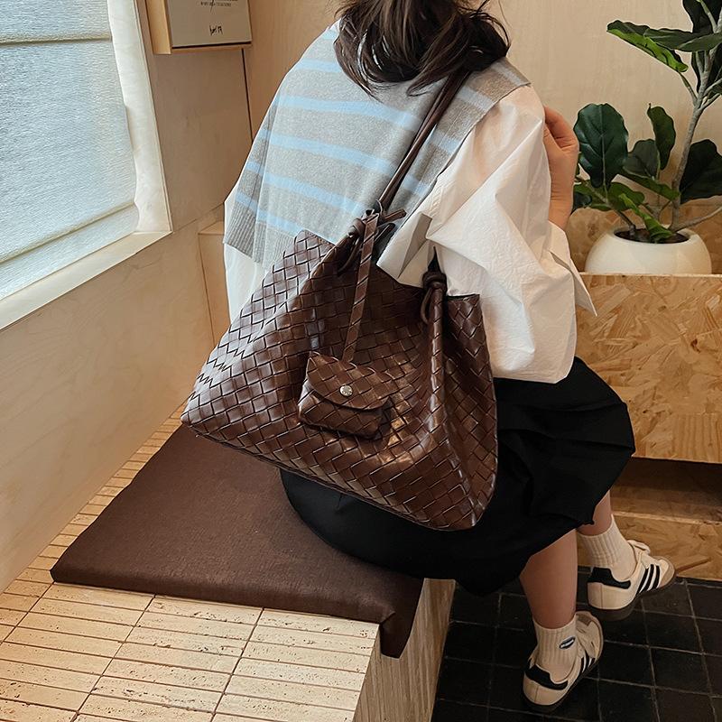 Simple casual woven tote bucket bag women's 2026 spring new pleated fashion niche shoulder armpit bag